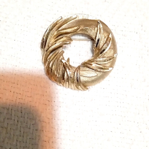 Vintage Brooch Signed B.S.K. Brushed Gold Tone Wreath Brooch Pin - Picture 1 of 4